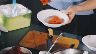 Şef mutfakta pasta yapıyor.