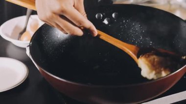 Mutfakta krep pişiriyorum.