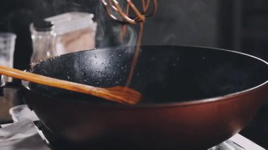 Aşçı mutfakta yemek yapıyor.