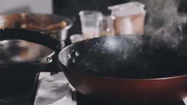 Şef mutfakta yemek pişiriyor..