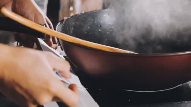 Mutfakta yemek pişirmek.