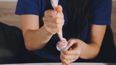 Kadın oje sürüyor.