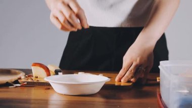 Mutfakta yemek yapan Asyalı kadın.