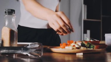 Mutfakta yemek pişiren kadın.