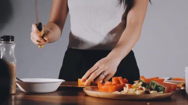 genç kadın sebze salatası yapmak