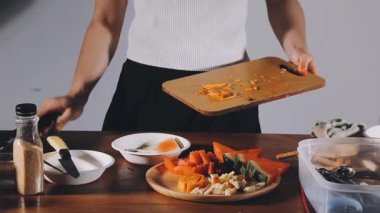 suşi rulo yapma kadın