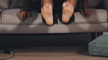 Kanepede oturan adam.