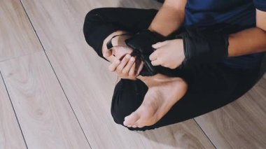 Adam spor salonunda yoga yapıyor..