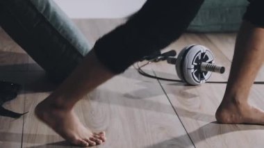 Spor salonunda egzersiz yapan kadın.