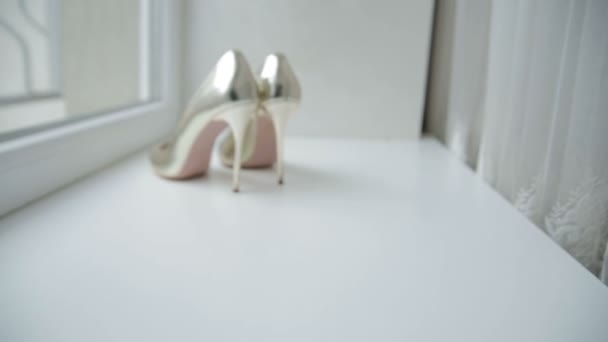 Oro scarpe da sposa per le donne — Video Stock