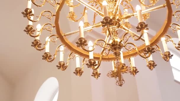 Exquisite chandelier in the middle of Church — Stock Video