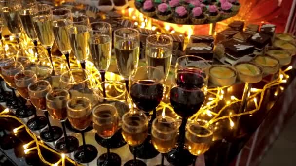 Délicieuse réception de mariage barre de bonbons table de dessert — Video