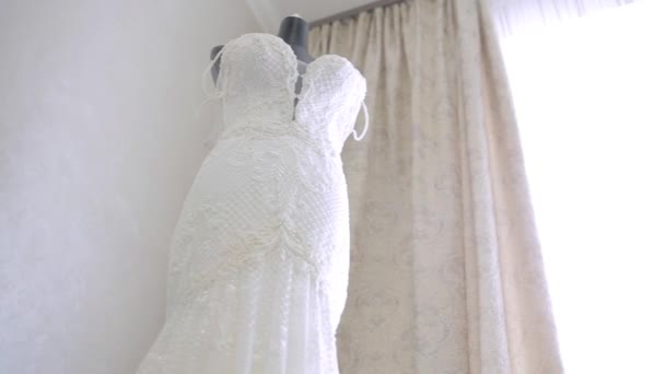 O vestido de noiva perfeito no quarto da noiva. — Vídeo de Stock