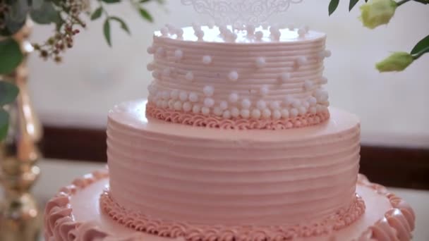 Белый свадебный торт с цветами и черникой — стоковое видео