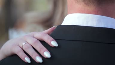 Gelinler eller hafifçe omuz ve kontur damat onu kucaklamak