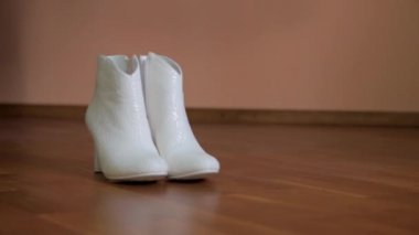 Kadınlar için beyaz düğün ayakkabıları