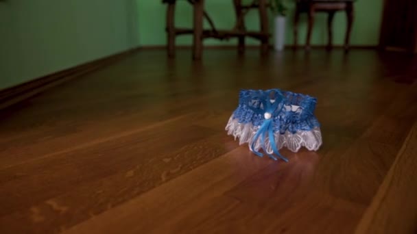 婚礼袜带在地板上 — 图库视频影像