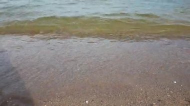 Deniz, plaj dalgalar, deniz meltemi gün batımında.