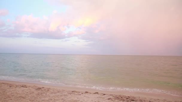 Puesta de sol en el mar, olas, brisa marina, playa. Arco iris después de lluvia . — Vídeos de Stock