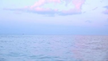Deniz, plaj dalgalar, deniz meltemi gün batımında.
