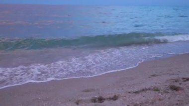 Deniz, dalgalar, deniz meltemi plaj gün batımında. dalgalar insanlar izleri silsin .