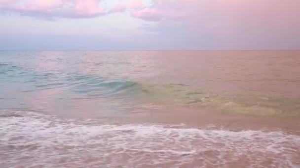 Захід сонця в морі, хвилі, морський бриз, пляж . — стокове відео
