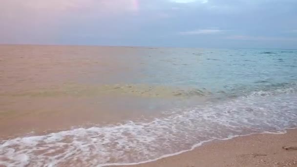 Захід сонця в морі, хвилі, морський бриз, пляж . — стокове відео