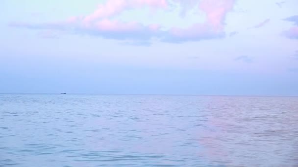 Sonnenuntergang auf See, Wellen, Meeresbrise, Strand. — Stockvideo