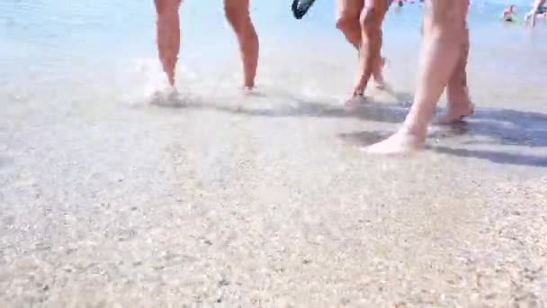 Felice bambino scalzo divertirsi sulla spiaggia a piedi. Ragazza correre lungo il mare surf da piscina d'acqua e saltare con spruzzi. Vacanze estive con bambini sull'isola tropicale — Video Stock