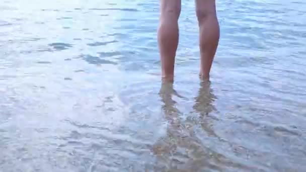 Felice Bambino Scalzo Divertirsi Sulla Spiaggia Piedi Ragazza Correre Lungo — Video Stock
