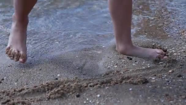 Ευτυχισμένος ξυπόλυτος παιδί να διασκεδάσετε στην παραλία με τα πόδια. Κορίτσι που τρέχει κατά μήκος της θάλασσας surf από νερό πισίνας και άλμα με πιτσιλιές. Καλοκαιρινές διακοπές με τα παιδιά στο τροπικό νησί — Αρχείο Βίντεο