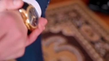 Zaman izlerken onun elinde, bakarak iş adamı. Bir adam bir saat kolunda giyer..