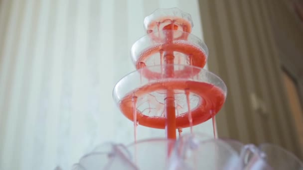 红颜色酒精喷泉, 自助餐桌. — 图库视频影像