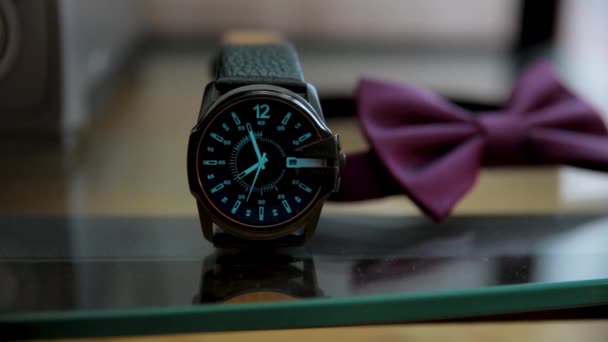 Dettagli orologio uomo di lusso, cronografo da vicino — Video Stock