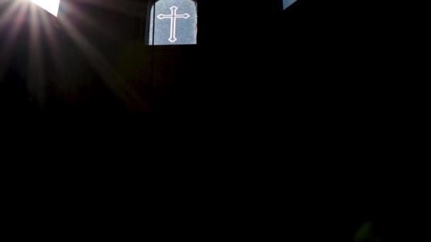 Wnętrze kościoła chrześcijańskiego promienie słońca z okna. — Wideo stockowe