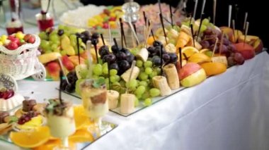 Düğün dekorasyon Kur'a lezzetli kekler ve tatlılar çikolata.