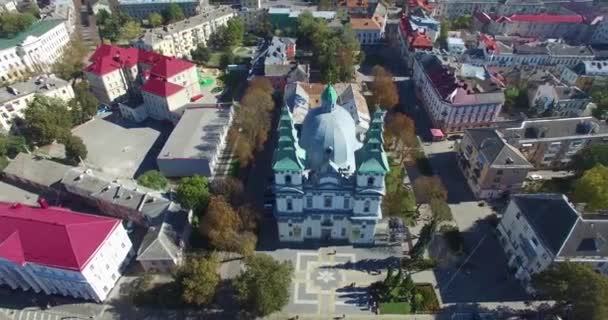 Sparatoria aerea. della Chiesa greco-cattolica. Chiesa dalla vista a volo d'uccello . — Video Stock