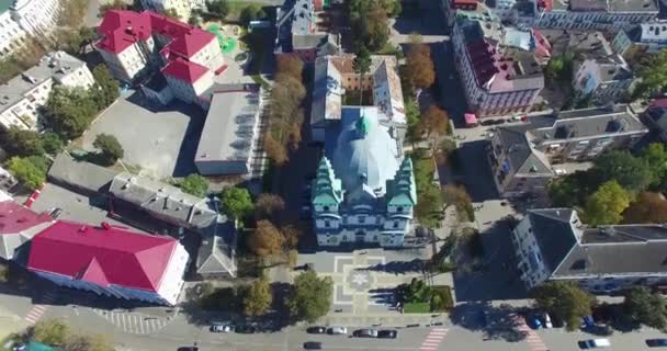 Luftaufnahmen. der griechisch-katholischen Kirche. Kirche aus der Vogelperspektive. — Stockvideo