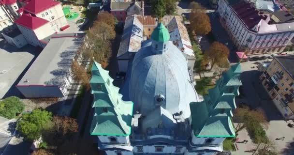 Стрельба с воздуха. Греко-Католической Церкви. Церковь с высоты птичьего полета . — стоковое видео