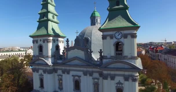 Aerial skytte. av den grekisk-katolska kyrkan. Kyrkan från fågelperspektiv. — Stockvideo