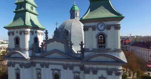 Sparatoria aerea. della Chiesa greco-cattolica. Chiesa dalla vista a volo d'uccello . — Video Stock