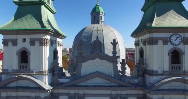 Aerial skytte. av den grekisk-katolska kyrkan. Kyrkan från fågelperspektiv. — Stockvideo