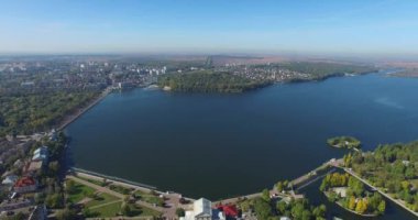 Şehir ve quadrocopter gölden havadan çekim. Şehir ve Gölü'nden kuş bakışı.