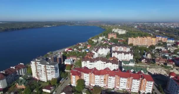 Şehir ve quadrocopter gölden havadan çekim. Şehir ve Gölü'nden kuş bakışı. — Stok video