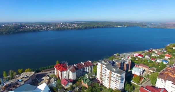 Aerial skytte över staden och sjön från quadrocopter. Staden och sjön från fågelperspektiv. — Stockvideo