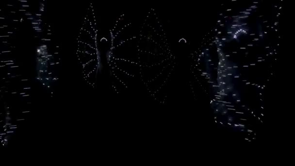 La fille danse une danse papillon cool dans un costume fluorescent avec des ampoules 