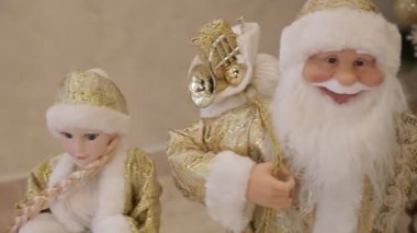 Noel Bayramı. Güzel bir Noel ağacı ile ev dekore edilmiş. Dekore edilmiş bir Noel ağaca tutunan renk önemsiz şey closeup.
