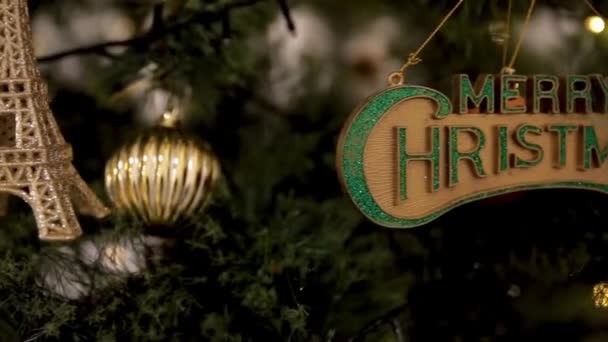 クリスマスのごちそう。美しく装飾されたクリスマス ツリーの家。飾られたクリスマス ツリーからぶら下がっている色安ピカのクローズ アップ. — ストック動画