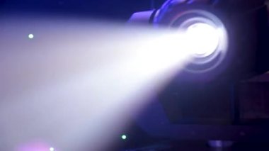 Disko ışıkları ve gösteri. Eğlence ve parti kavramı. Balonlar ve duman