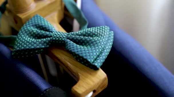 Gemelos de lujo para hombre de moda azul. accesorios para esmoquin, mariposa, corbata, pañuelo, reloj de estilo y smartphone — Vídeo de stock
